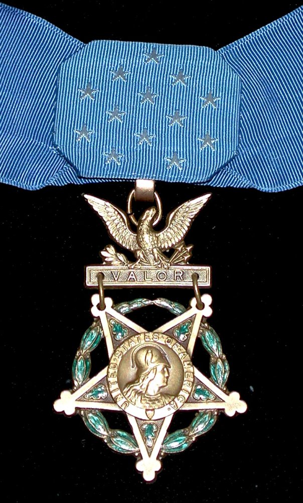 How many different versions of the Medal of Honor were the between the start of World War II and the middle of 1942?