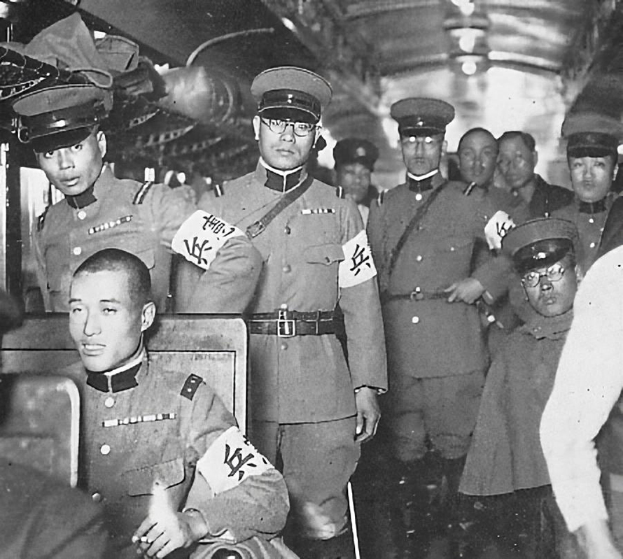 What was the gakuto shutsujin in Japan in World War II from 1943 onwards? (Photo does not necessarily depict the correct answer.)