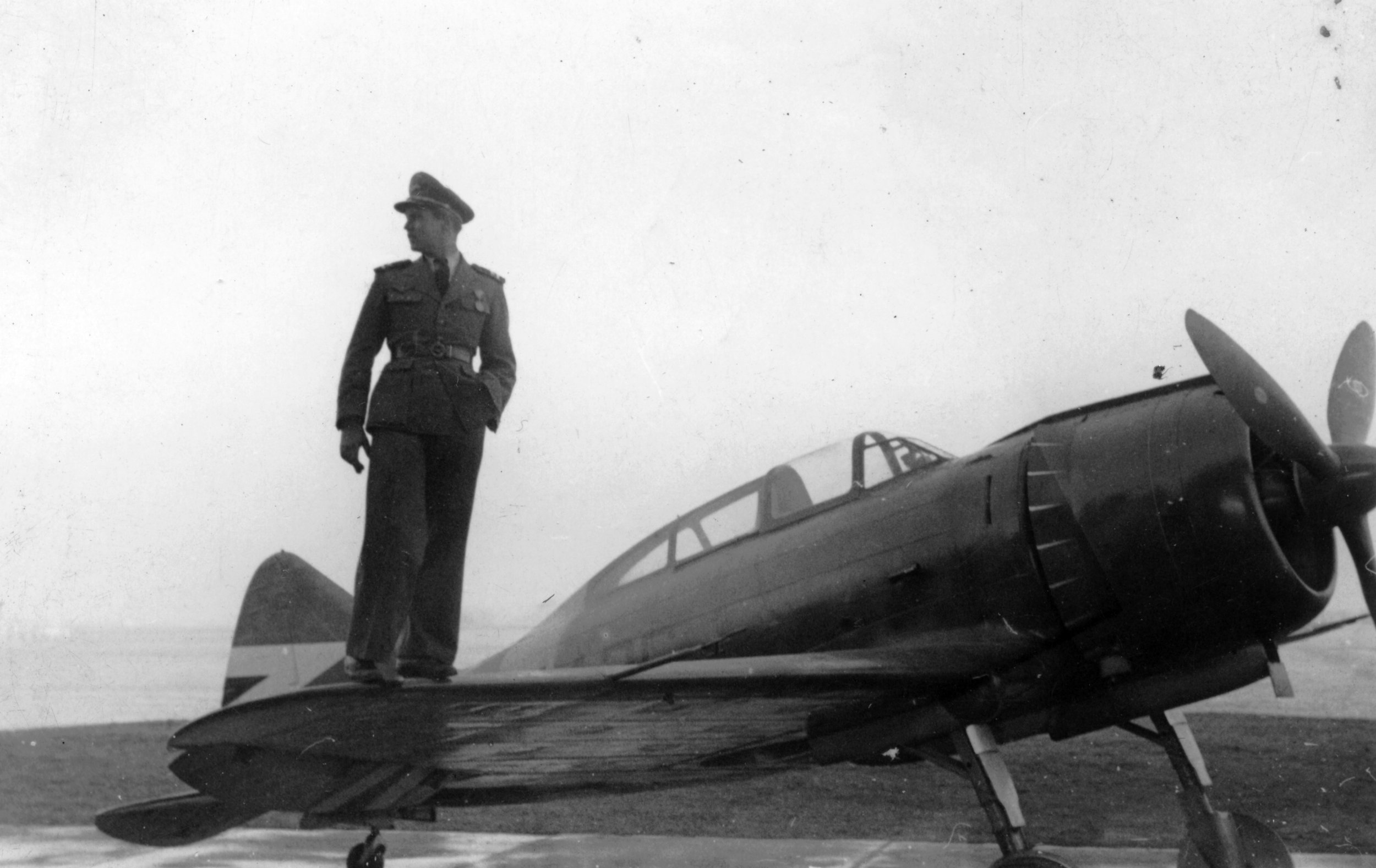 Which nation did Britain try (and fail) to secretly buy airplanes from in early 1940?