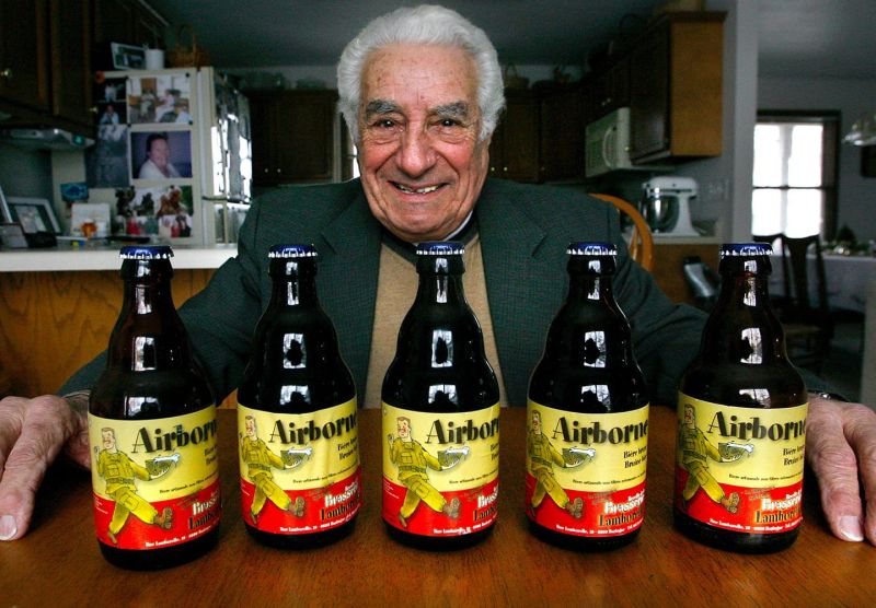 In which battle did U.S. Private First Class Vincent Speranza earn decades-long fame by bringing beer to his wounded buddies in his helmet?