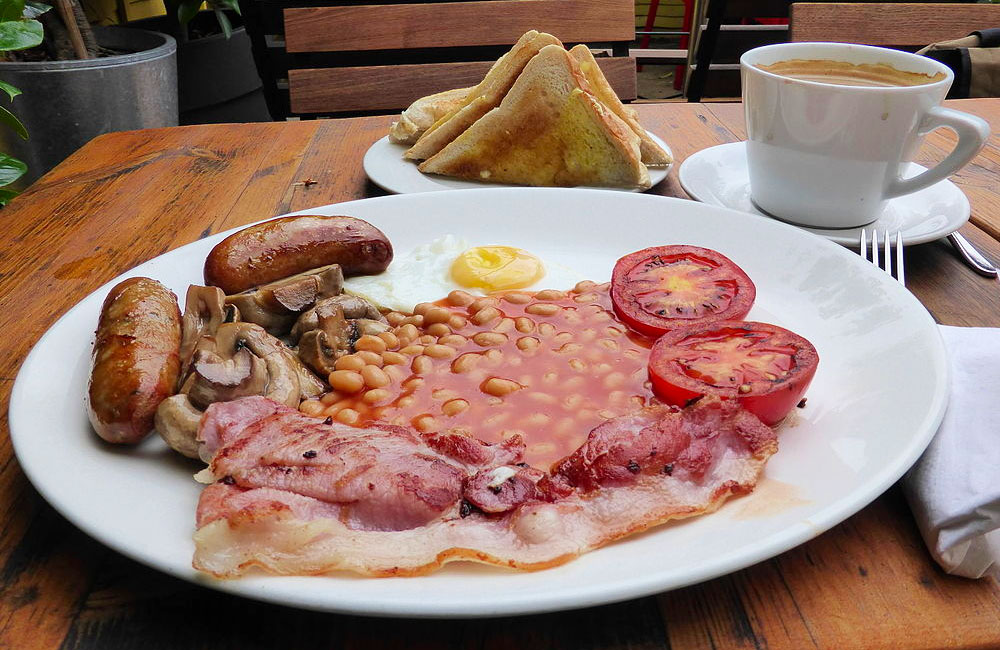 Full English Breakfast - ChristianSW, CC BY-SA 3.0 <https://creativecommons.org/licenses/by-sa/3.0>, via Wikimedia Commons Full English Breakfast - ChristianSW, CC BY-SA 3.0 <https://creativecommons.org/licenses/by-sa/3.0>, via Wikimedia Commons