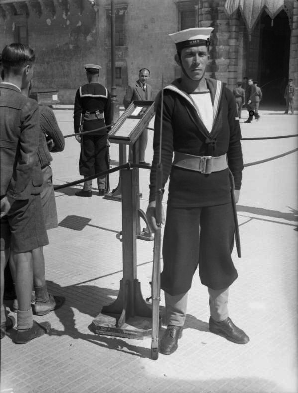 Which island received the George Cross as a collective decoration from King George VI for the people's bravery and devotion during World War II?